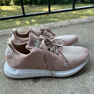 Adidas Womens Swift Run Ash Pearl Pink Running Shoes Sneakers Size 8.5